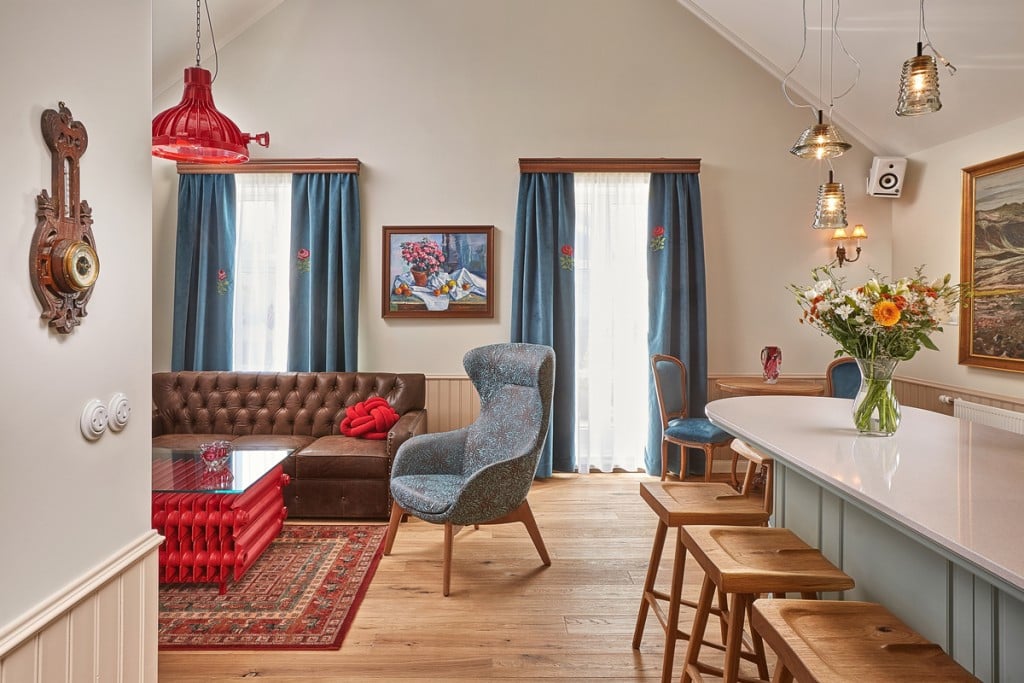 Suite Aðalbjörg's living room and kitchen bar